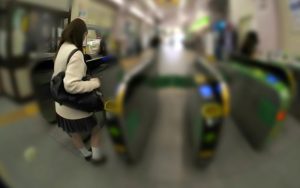 【ストーカーVR】駅で見つけた女子高生を自宅まで特定してのぞき見盗撮
