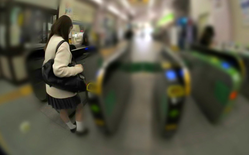 【ストーカーVR】駅で見つけた女子高生を自宅まで特定してのぞき見盗撮